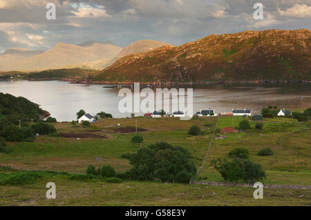 Le village de Kenmore sur les rives du Loch Torridon au coucher du soleil - Ross-shire, en Écosse. Kenmore est sur la côte nord de l'itinéraire 500. Banque D'Images