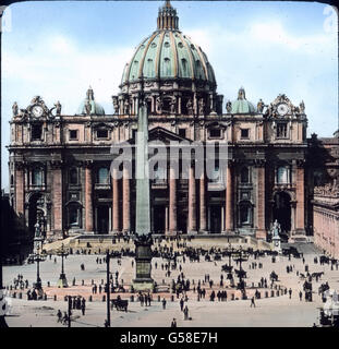 Da fesselt uns vor allem die Peterskirche, mourir fait Kirche der Welt. Von dem mächtigen Vorplatz mit dem großen und obélisque Springbrunnen hat man einen herrlichen Blick. Majestätisch ruhig und präsentiert sich der gewaltige Dom, doch fühlt man erst allmählich seine Größe. Mitteltür über der ist die Loggia, von der aus die Wahl des neuen Papstes verkündet wird. Nimmt eine Fläche Die Freitreppe von rund 48 ein ei. Die gewaltige Kuppel mit ihren un Formen ist hoch (141 m à Köln Türme : 157 m) und hat einen Durchmesser von 42 m. Nennt Man Sie das Pantheon in der Luft. Über dem cad Banque D'Images