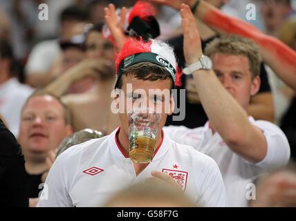 Football - UEFA Euro 2012 - Groupe D - Angleterre / Ukraine - Donbass Arena. Fans d'Angleterre dans les stands Banque D'Images