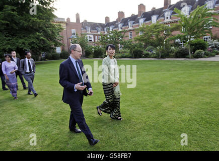 Aung San Suu Kyi, une militante birmane en faveur de la démocratie, accompagne Andrew Dilnot, directeur du St Hugh's College de l'Université d'Oxford, lors d'une réception à Oxford. Banque D'Images