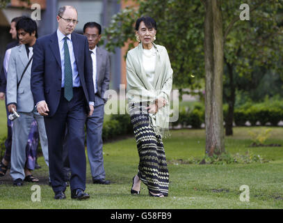 Aung San Suu Kyi, une militante birmane en faveur de la démocratie, accompagne Andrew Dilnot, directeur du St Hugh's College de l'Université d'Oxford, lors d'une réception à Oxford. Banque D'Images