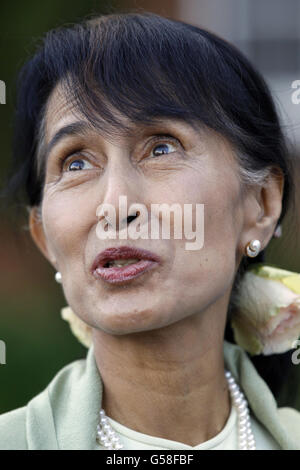 Aung San Suu Kyi, une militante birmane en faveur de la démocratie, arrive à une réception à Oxford. Banque D'Images