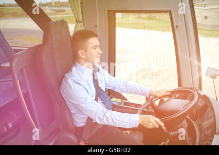 Plaisir de conduite du conducteur de bus interurbains Banque D'Images