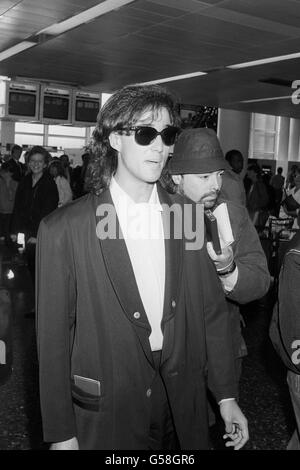 WHAM ! Le membre Andrew Ridgeley revient à l'aéroport de Gatwick après le succès de la tournée de deux semaines en Chine. Après la visite, Andrey Ridgeley a passé une journée supplémentaire pour visiter Hong Kong, tandis que l'autre membre du groupe George Michael (non représenté) est revenu à la maison la veille. Banque D'Images