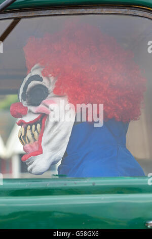 Clown effrayant dans le siège conducteur de vieux camion au Bournemouth Wheels Festival, Bournemouth, Dorset Royaume-Uni en juin Banque D'Images