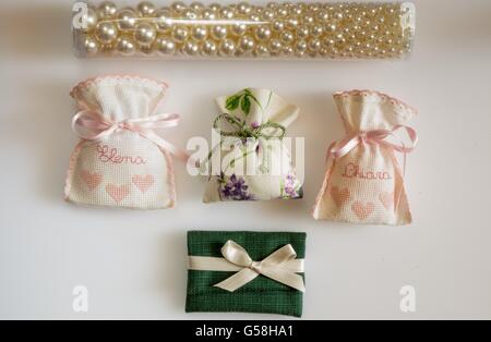 Dragées de mariage contenant les amandes dragéifiées , don dates aux invités comme souvenir Banque D'Images