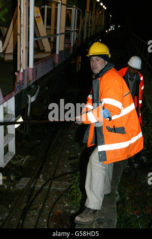 La pose de câbles à Fenny Compton au cours de la réévaluation de la signalisation Cherwell Valley line. Banque D'Images