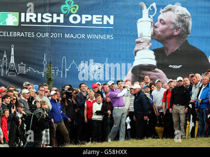 Les Irelands du Nord Graeme McDowell joue hors de l'ébauche le 17 au cours du deuxième jour de l'Open d'Irlande au Royal Portrush Golf Club, Portrush. Banque D'Images