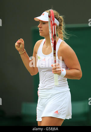 Tennis - Championnats de Wimbledon 2012 - cinquième jour - le club de tennis et de croquet de pelouse de toute l'Angleterre.L'Angélique Curber d'Allemagne célèbre la défaite de Christina McHale aux États-Unis Banque D'Images