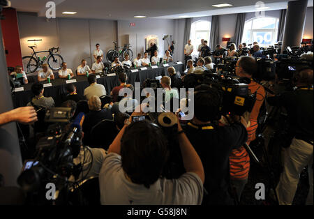 Bradley Wiggins, Kanstantsin Siutsou, Michael Rogers, Richie porte, Christian leeins, Chris Froome, Bernhard Eisel, Mark Cavendish et Edvald Boasson Hagen lors d'une conférence de presse à l'hôtel TEAM de Verviers, en Belgique. Banque D'Images