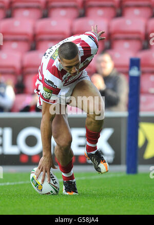 Anthony Gelling de Wigan Warriors marque la première tentative de son équipe lors du match de la Super League Stobart au DW Stadium, Wigan. Banque D'Images