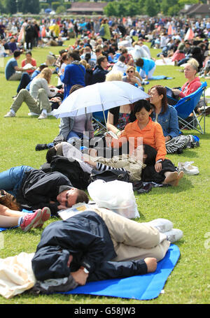 Tennis - Championnats de Wimbledon 2012 - 6e jour - le club de tennis et de croquet de pelouse de toute l'Angleterre.Les fans attendent le sixième jour des championnats de Wimbledon 2012 au All England Lawn tennis Club, Wimbledon. Banque D'Images