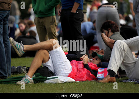 Les fans attendent avant le sixième jour des Championnats de Wimbledon 2012 Banque D'Images