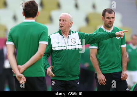 Keith Andrews de la République d'Irlande (de gauche à droite), le directeur Giovanni Trapattoni et Darron Gibson lors d'une session de formation à la PGE Arena, Gdansk, Pologne. Banque D'Images