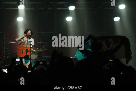 Gary Lightbody, chanteur de Snow Patrol, se produit alors que le groupe lance sa tournée du festival avec un concert pour les fans de football de la République d'Irlande, Gdansk Pologne, à la veille de leur match de l'Euro2012 contre l'Espagne. Banque D'Images