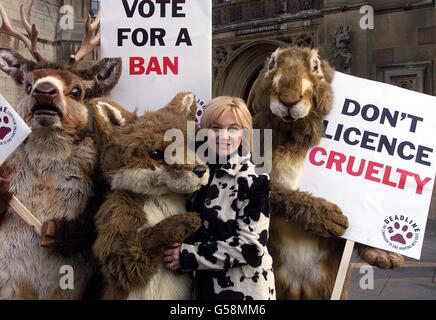 Wendy Turner, présentatrice à la télévision de Channel 4 PET Rescue, se joint à des manifestants anti-chasse en costumes d'animaux à la Chambre des communes, dans le centre de Londres. Elle a remis une lettre aux députés les exhortant à voter pour une interdiction de la chasse. * ...plus tard dans la soirée. Des manifestants pro et anti-chasse dans tout le pays protestaient contre cette question lors de rassemblements et de réunions d'aujourd'hui. Banque D'Images