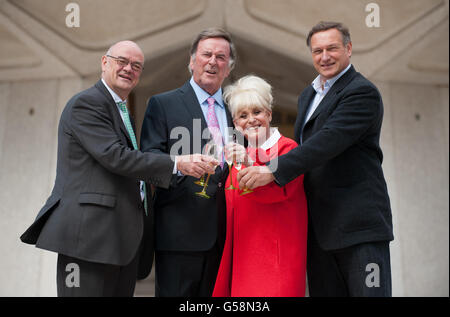 (De gauche à droite) Directeur général du Barbican Sir Nicholas Kenyon, avec Freemaen de la ville de Londres Sir Terry Wogan, Barbara Windsor, et David Hempleman-Adams, lors d'un photohall au Guildhall, dans la ville de Londres, pour lancer le « Celebrate the City: Quatre jours dans l'événement Square Mile, qui a lieu à partir du 21-24 2012 juin. Banque D'Images