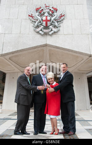 (De gauche à droite) Directeur général du Barbican Sir Nicholas Kenyon, avec Freemaen de la ville de Londres Sir Terry Wogan, Barbara Windsor, et David Hempleman-Adams, lors d'un photohall au Guildhall, dans la ville de Londres, pour lancer le « Celebrate the City: Quatre jours dans l'événement Square Mile, qui a lieu à partir du 21-24 2012 juin. Banque D'Images