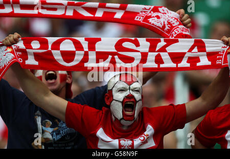 Football - UEFA Euro 2012 - Groupe A - République tchèque / Pologne - Stade municipal.Un fan de Pologne montre son soutien à son équipe dans les tribunes avant le début du match Banque D'Images