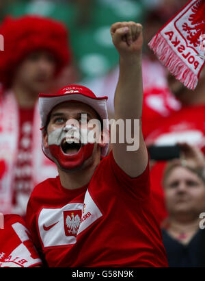 Football - UEFA Euro 2012 - Groupe A - République tchèque / Pologne - Stade municipal.Un fan de Pologne montre son soutien à son équipe dans les tribunes avant le début du match Banque D'Images