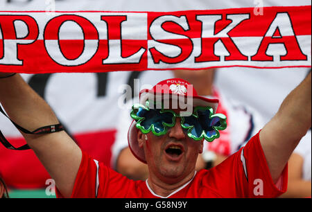 Football - UEFA Euro 2012 - Groupe A - République tchèque / Pologne - Stade municipal.Un fan de Pologne montre son soutien à son équipe dans les tribunes avant le début du match Banque D'Images