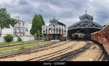 Tiradentes, Brésil, Dec 30, 2015 : prendre des auto photo de vieille fumée peut former à Tiradentes, un coloniale Unesco World Heri Banque D'Images