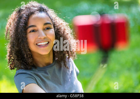 Beautiful happy mixed race African American woman girl smiling adolescent enfant femelle dents parfait prendre photo selfies Banque D'Images