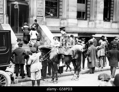 Foule rassemblée devant la White Star des bureaux à New York, en avril 1912, en attente de nouvelles du naufrage du Titanic. Photo de Bain News Service. Banque D'Images