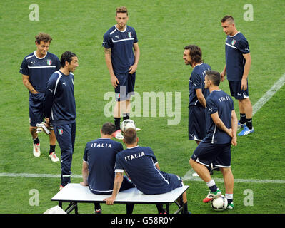 Gianluigi Buffon partage une équipe de rire lors d'une séance d'entraînement au stade olympique de Kiev, en Ukraine. Banque D'Images