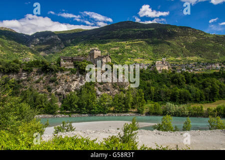 Vallée d'aoste avec Château Saint Pierre (à droite) et le Village, de l'Italie. Banque D'Images