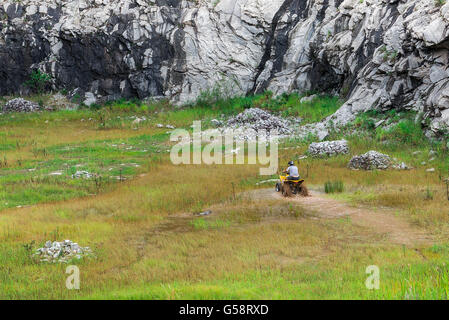 Minas Gerais, Brésil, Dec,27 - 2015 : l'homme dans la nature bénéficiant d'un off road quad véhicule en campagne. Banque D'Images