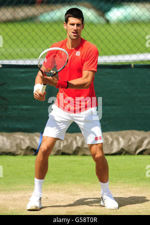 Novak Djokovic en Serbie sur les courts d'entraînement lors d'une journée d'entraînement des Championnats de Wimbledon 2012 au All England Lawn tennis Club, Wimbledon. Banque D'Images