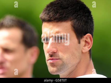 La Serbie Novak Djokovic attend de sortir sur les courts d'entraînement lors d'une journée d'entraînement des Championnats de Wimbledon 2012 au All England Lawn tennis Club, Wimbledon. Banque D'Images