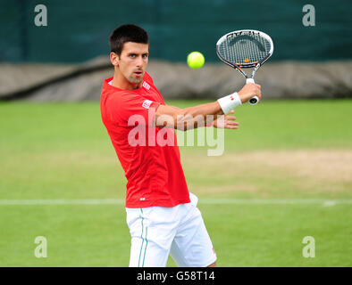 Novak Djokovic en Serbie sur les courts d'entraînement lors d'une journée d'entraînement des Championnats de Wimbledon 2012 au All England Lawn tennis Club, Wimbledon. Banque D'Images