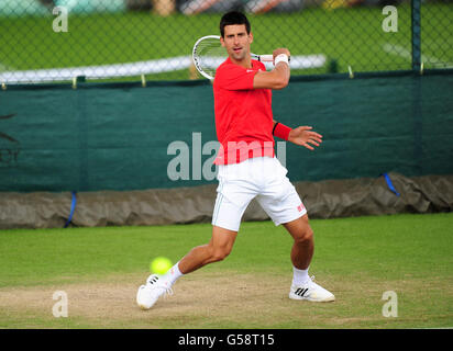 Novak Djokovic en Serbie sur les courts d'entraînement lors d'une journée d'entraînement des Championnats de Wimbledon 2012 au All England Lawn tennis Club, Wimbledon. Banque D'Images