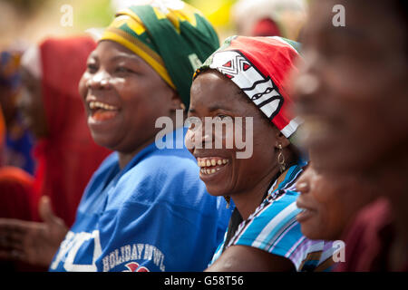 Les membres de la communauté assistent à une réunion de village dans la province de Nampula, au Mozambique. Banque D'Images