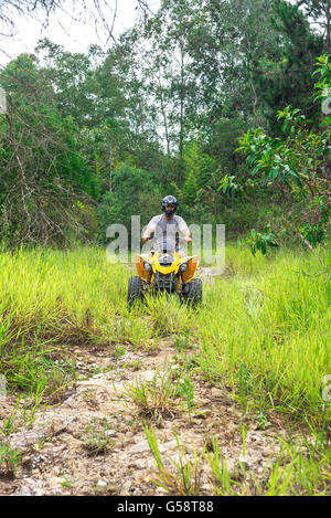 Minas Gerais, Brésil, Dec,27 - 2015 : l'homme dans la nature bénéficiant d'un off road quad véhicule en campagne. Banque D'Images