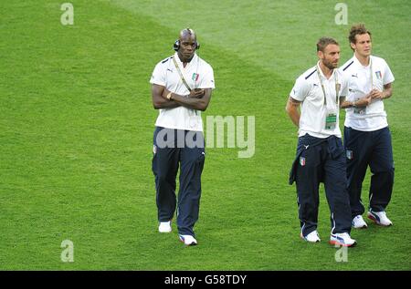 Mario Balotelli (à gauche) sur le terrain avant le coup d'envoi Son coéquipier Daniele de de Rossi (au centre) Banque D'Images