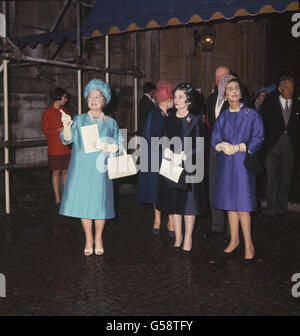 1966: La Reine mère (à gauche), la duchesse de Gloucester (c) et la princesse Marina de Kent au mariage du marquis de Hamilton et de Mlle Alexandra Phillips à l'abbaye de Westminster. Banque D'Images