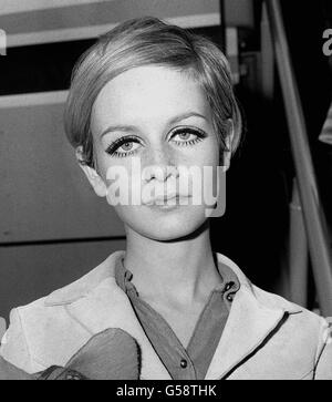 Mode - modèles - Twiggy - Londres.British Model Twiggy, à l'aéroport de Heathrow, Londres avant son voyage en Tunisie. Banque D'Images