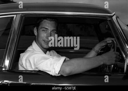 1962: Le Prince William de Gloucester, qui aime conduire, photographié au volant de sa voiture chez lui, Barnwell Manor, près de Peterborough. Le prince, fils aîné du duc et duchesse de Gloucester, célèbre son 21e anniversaire le 18 décembre. Il est 7e en ligne de succession au trône. (Tué dans un accident aérien du 28/8/72). Banque D'Images