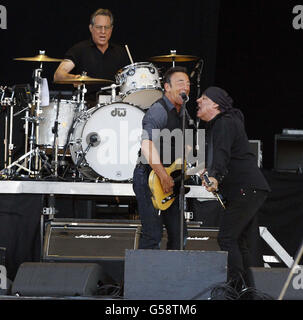 Bruce Springsteen (au centre) se produit sur la scène principale du festival de l'île de Wight. Banque D'Images