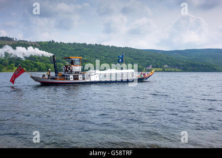 Le yacht à vapeur historique laissant gondole Pier Coniston dans le Lake District Banque D'Images