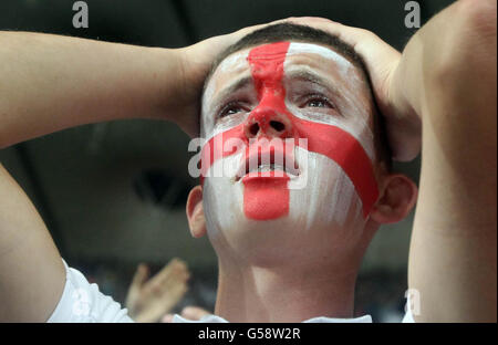 Football - UEFA Euro 2012 - quart de finale - Angleterre / Italie - Stade olympique.Les fans d'Angleterre réagissent en perdant des sanctions lors du match de finale du quart de l'Euro 2012 de l'UEFA au stade olympique de Kiev. Banque D'Images