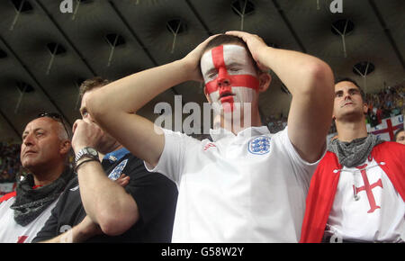 Football - UEFA Euro 2012 - quart de finale - Angleterre / Italie - Stade olympique.Les fans d'Angleterre réagissent en perdant des sanctions lors du match de finale du quart de l'Euro 2012 de l'UEFA au stade olympique de Kiev. Banque D'Images