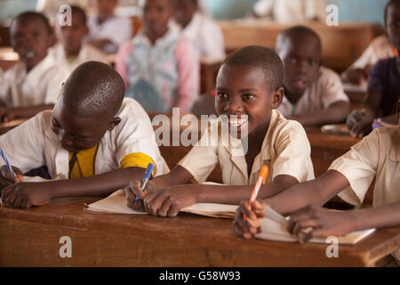 Les élèves de l'école primaire dans une classe d'étude dans la région de Dodoma, en Tanzanie. Banque D'Images