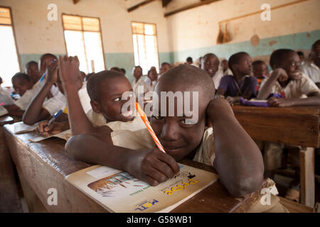 Les élèves de l'école primaire dans une classe d'étude dans la région de Dodoma, en Tanzanie. Banque D'Images