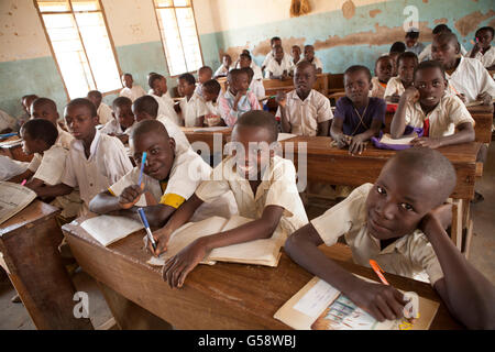 Les élèves de l'école primaire dans une classe d'étude dans la région de Dodoma, en Tanzanie. Banque D'Images