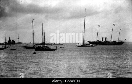 1931: Le yacht de course du roi George V, 'Britannia', est vu ici, à proximité du yacht royal 'Victoria et Albert' (à gauche) et du navire de plaisance HMS Malaya.Le Britannia a mis ses voiles imbibées de pluie à sécher au soleil. Banque D'Images