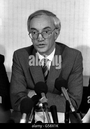 John Stalker, chef adjoint de la police du Grand Manchester, lors d'une conférence de presse à Manchester où il a répondu aux questions des médias après ses quatre semaines de congé forcé. Banque D'Images